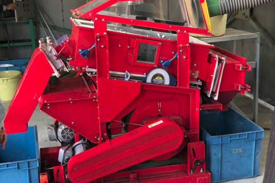 Dry type specific gravity separator Red (small size machine)